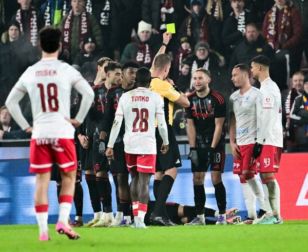 Sparta měla proti Pardubicím hrát v deseti.