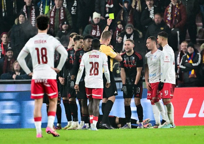 Sparta měla proti Pardubicím hrát v deseti.