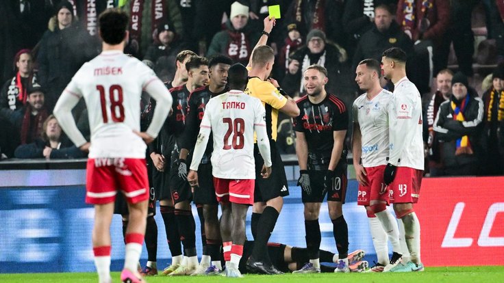 Sparta měla proti Pardubicím hrát v deseti.