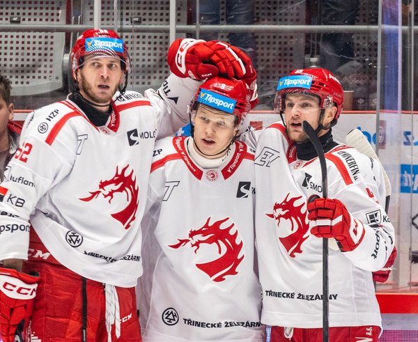 Hráči Třince oslavují gól