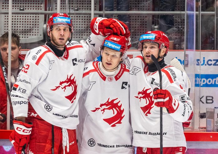 Hráči Třince oslavují gól
