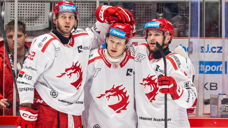 Hráči Třince oslavují gól