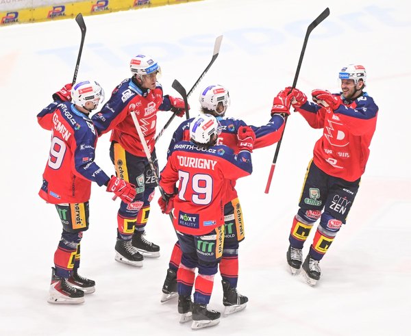 Hráči Dynama gratulují ke gólu Jakuba Lauka