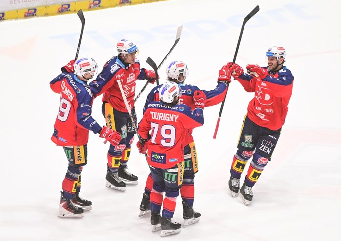 Hráči Dynama gratulují ke gólu Jakuba Lauka