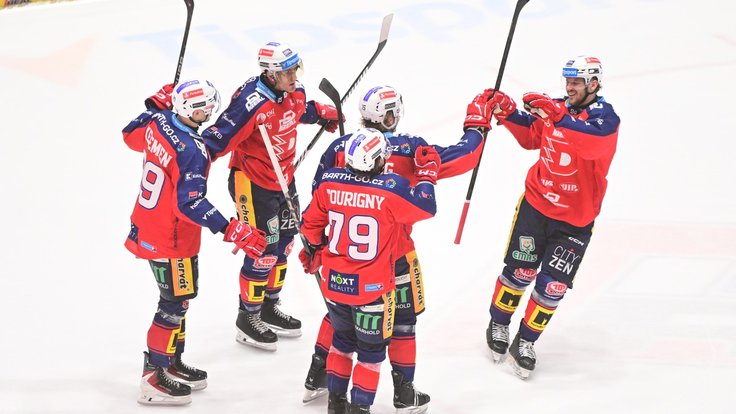 Hráči Dynama gratulují ke gólu Jakuba Lauka