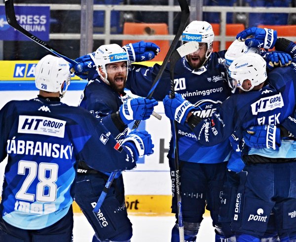 Hokejisté Komety oslavují gól