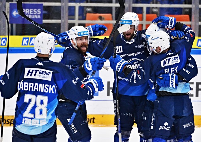 Hokejisté Komety oslavují gól