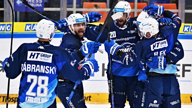 Hokejisté Komety oslavují gól
