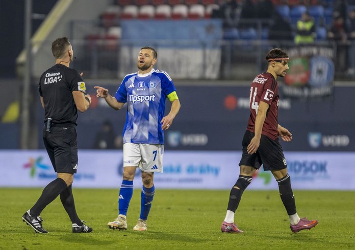 Rozhodčí Stanislav Volek v utkání Olomouc - Sparta.
