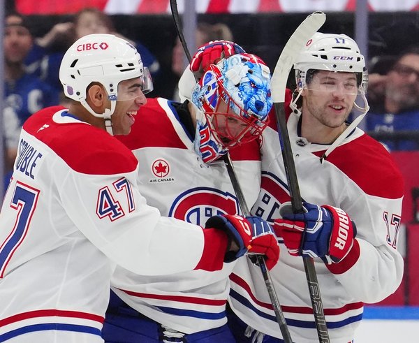 Jayden Struble a Josh Anderson oslavují s Jakubem Dobešem výhru nad Torontem