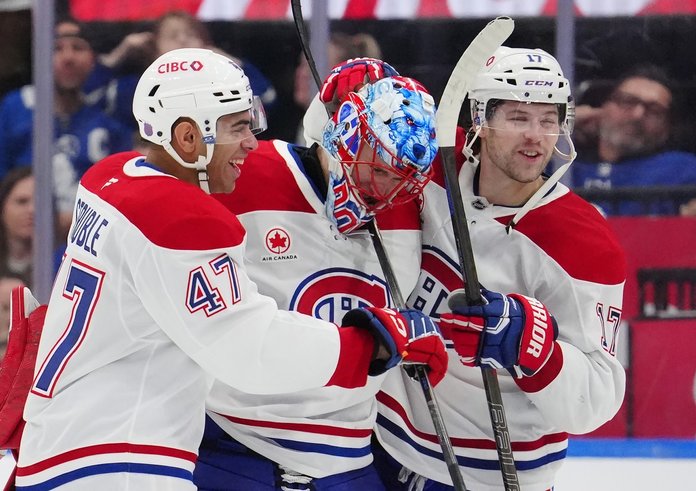 Jayden Struble a Josh Anderson oslavují s Jakubem Dobešem výhru nad Torontem