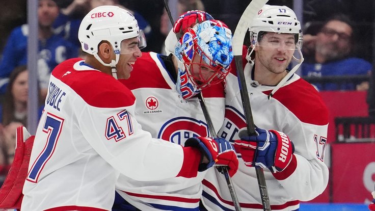 Jayden Struble a Josh Anderson oslavují s Jakubem Dobešem výhru nad Torontem