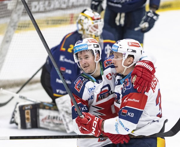 Roman Červenka s Janem Košťálkem oslavují gól