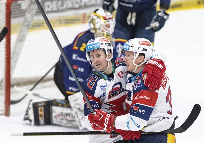 Roman Červenka s Janem Košťálkem oslavují gól