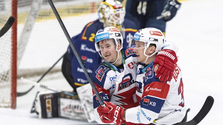 Roman Červenka s Janem Košťálkem oslavují gól