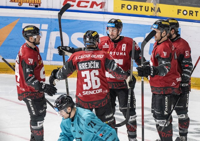 Hokejisté Sparta se radují ze vstřelené branky