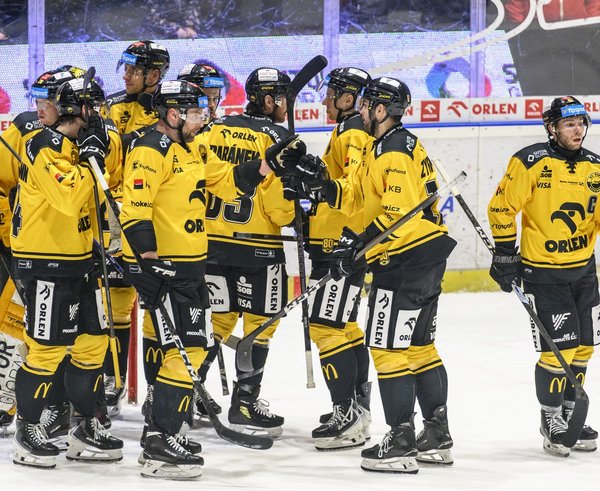 Litvínovští hráči se radují z výhry nad Libercem