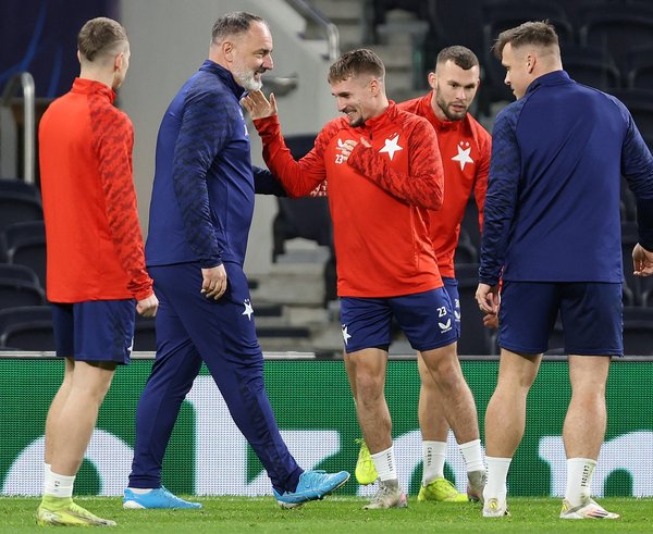 Trénink Slavia na hřišti Tottenhamu.