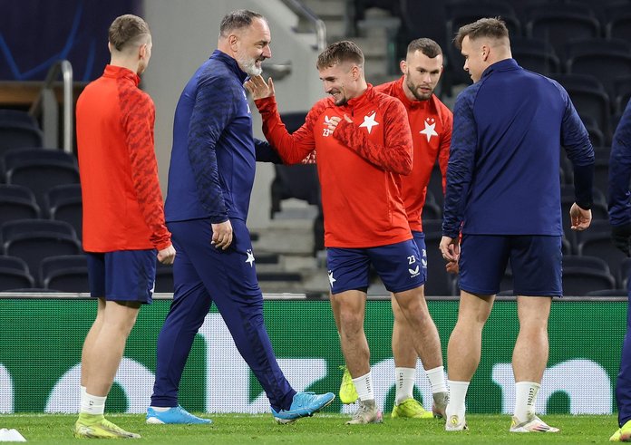 Trénink Slavia na hřišti Tottenhamu.