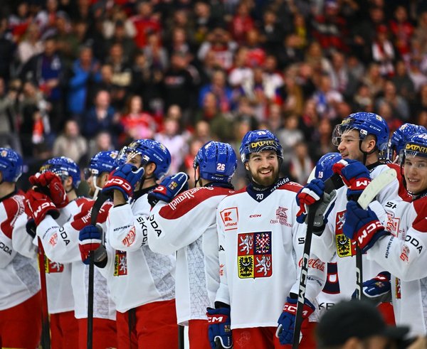 Čeští hokejisté se radují po výhře nad Finy.