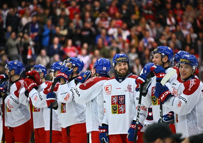 Čeští hokejisté se radují po výhře nad Finy.