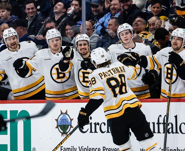 David Pastrňák oslavuje se spoluhráči gól