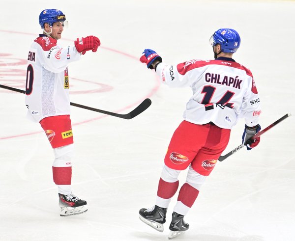 Roman Červenka slaví s Filipem Chlapíkem.