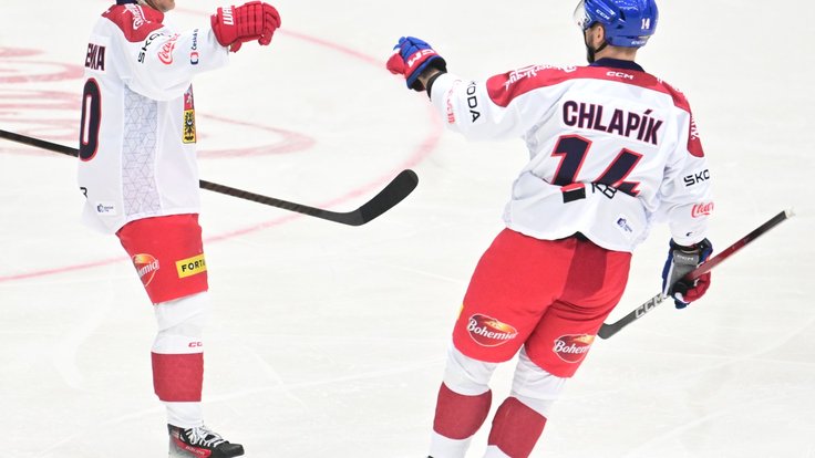 Roman Červenka slaví s Filipem Chlapíkem.