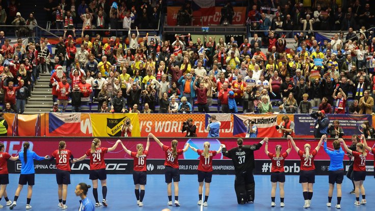 České florbalistky se radují z postupu do finále.