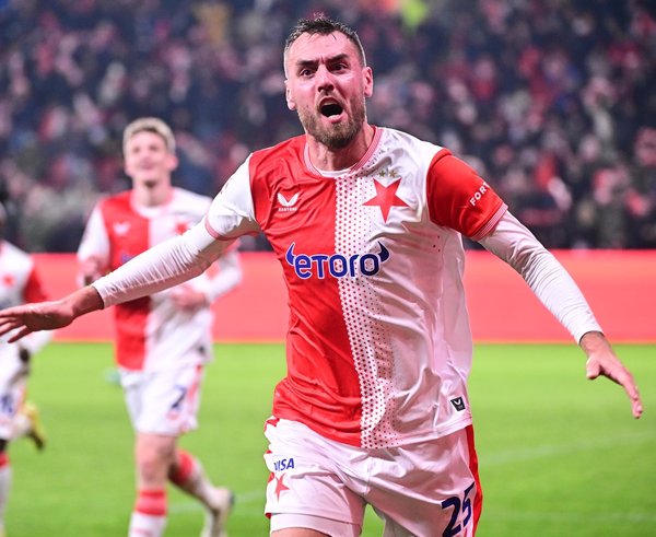 Střelec. Tomáš Chorý v zápase s Jabloncem proměnil penaltu a hlavně za stavu 3:3 strhl přesnou hlavičkou misky vah na stranu Slavie.