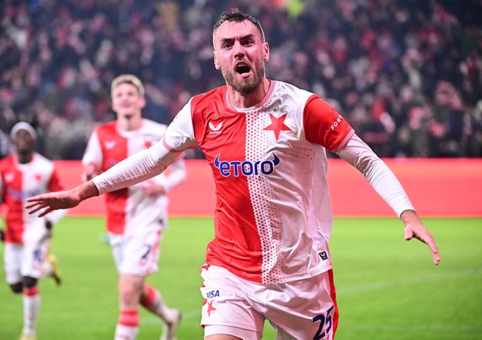 Střelec. Tomáš Chorý v zápase s Jabloncem proměnil penaltu a hlavně za stavu 3:3 strhl přesnou hlavičkou misky vah na stranu Slavie.