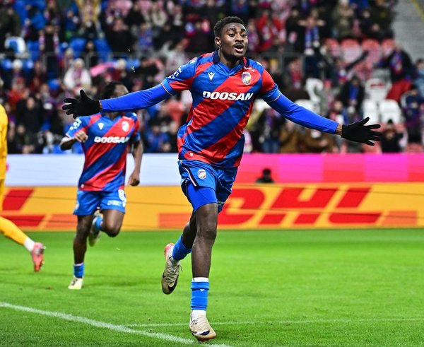 Rafiu Durosinmi slaví gól proti Dukle.