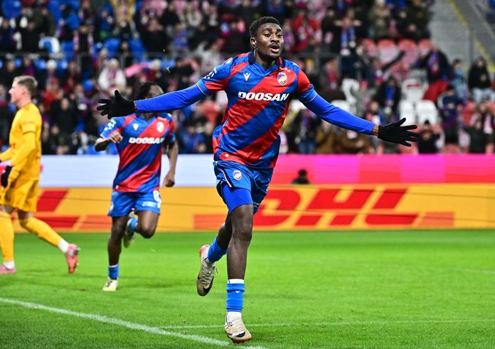 Rafiu Durosinmi slaví gól proti Dukle.