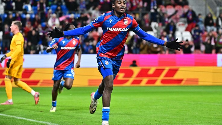 Rafiu Durosinmi slaví gól proti Dukle.