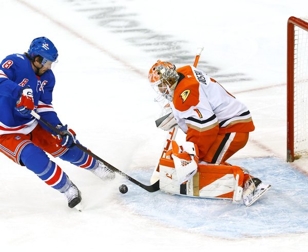 Lukáš Dostál zastavuje pokus J.T. Millera