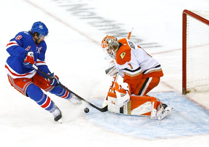 Lukáš Dostál zastavuje pokus J.T. Millera