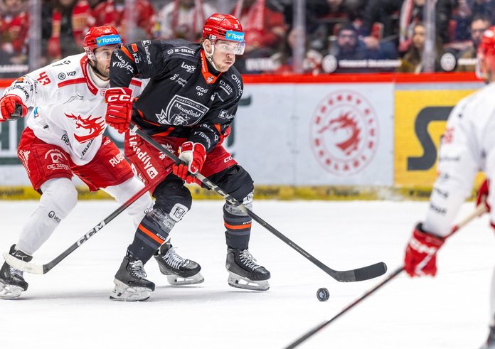 Daniel Kurovský z Třince s Michaelem Vukojevicem z Hradce Králové