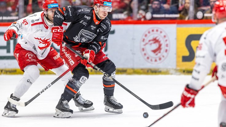 Daniel Kurovský z Třince s Michaelem Vukojevicem z Hradce Králové