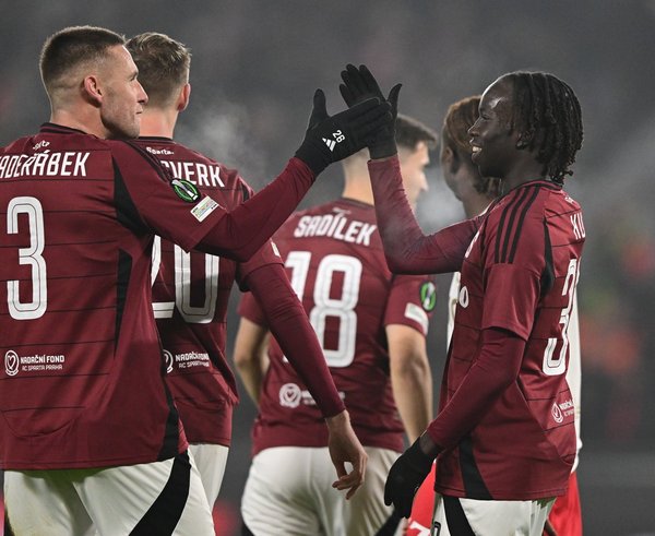 Fotbalisté Sparty slaví výhru nad Aberdeenem.