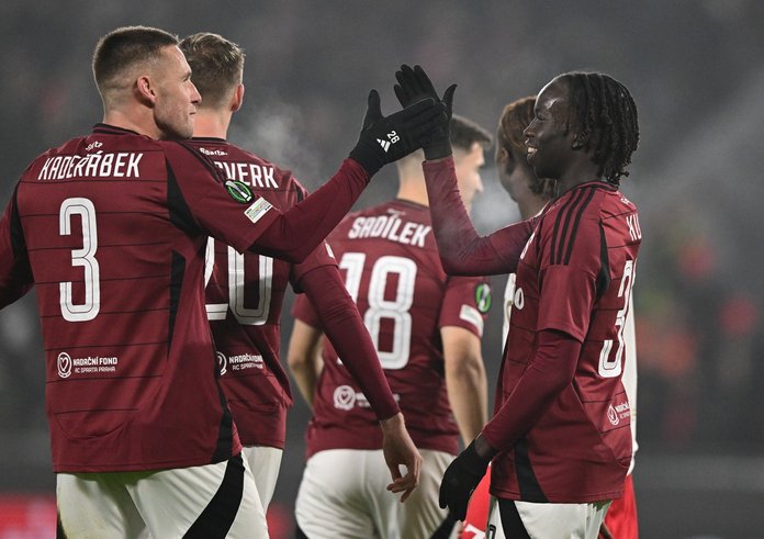 Fotbalisté Sparty slaví výhru nad Aberdeenem.