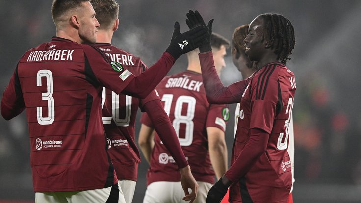 Fotbalisté Sparty slaví výhru nad Aberdeenem.