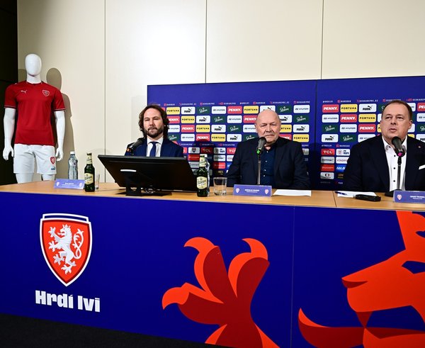 Pavel Nedvěd, Miroslav Koubek a David Trunda na tiskové konferenci.