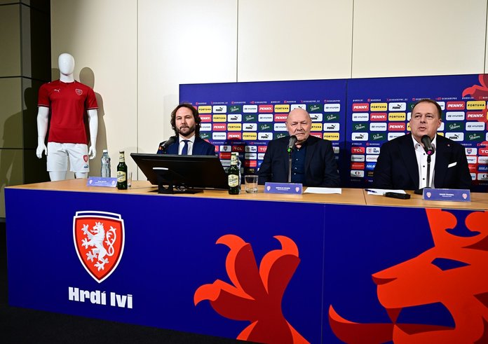 Pavel Nedvěd, Miroslav Koubek a David Trunda na tiskové konferenci.