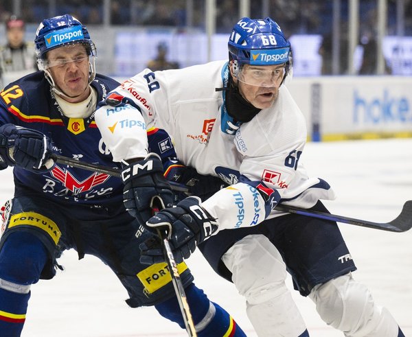 Jaromír Jágr v souboji s Pavlem Pýchou.