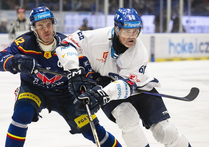 Jaromír Jágr v souboji s Pavlem Pýchou.