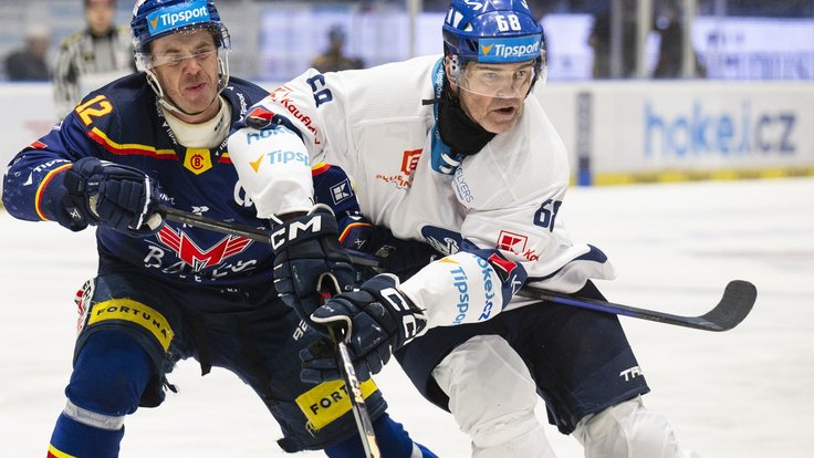 Jaromír Jágr v souboji s Pavlem Pýchou.