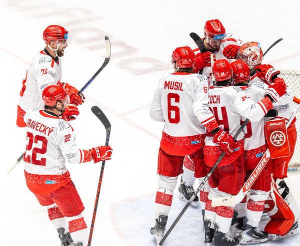 Hráči Třince slaví výhru nad Plzní