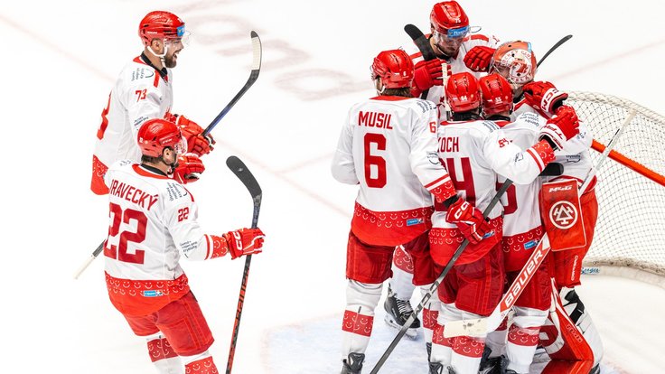 Hráči Třince slaví výhru nad Plzní