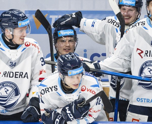 Hráči Vítkovic oslavují šestý gól