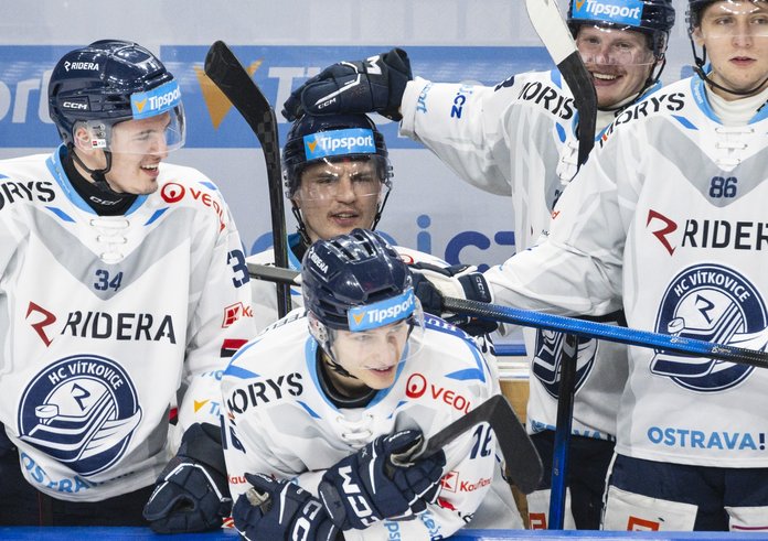 Hráči Vítkovic oslavují šestý gól